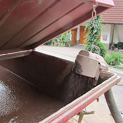 Das Schlammige Bohrgut wird in Spezialcontainer eingeleitet und sauber abtransportiert